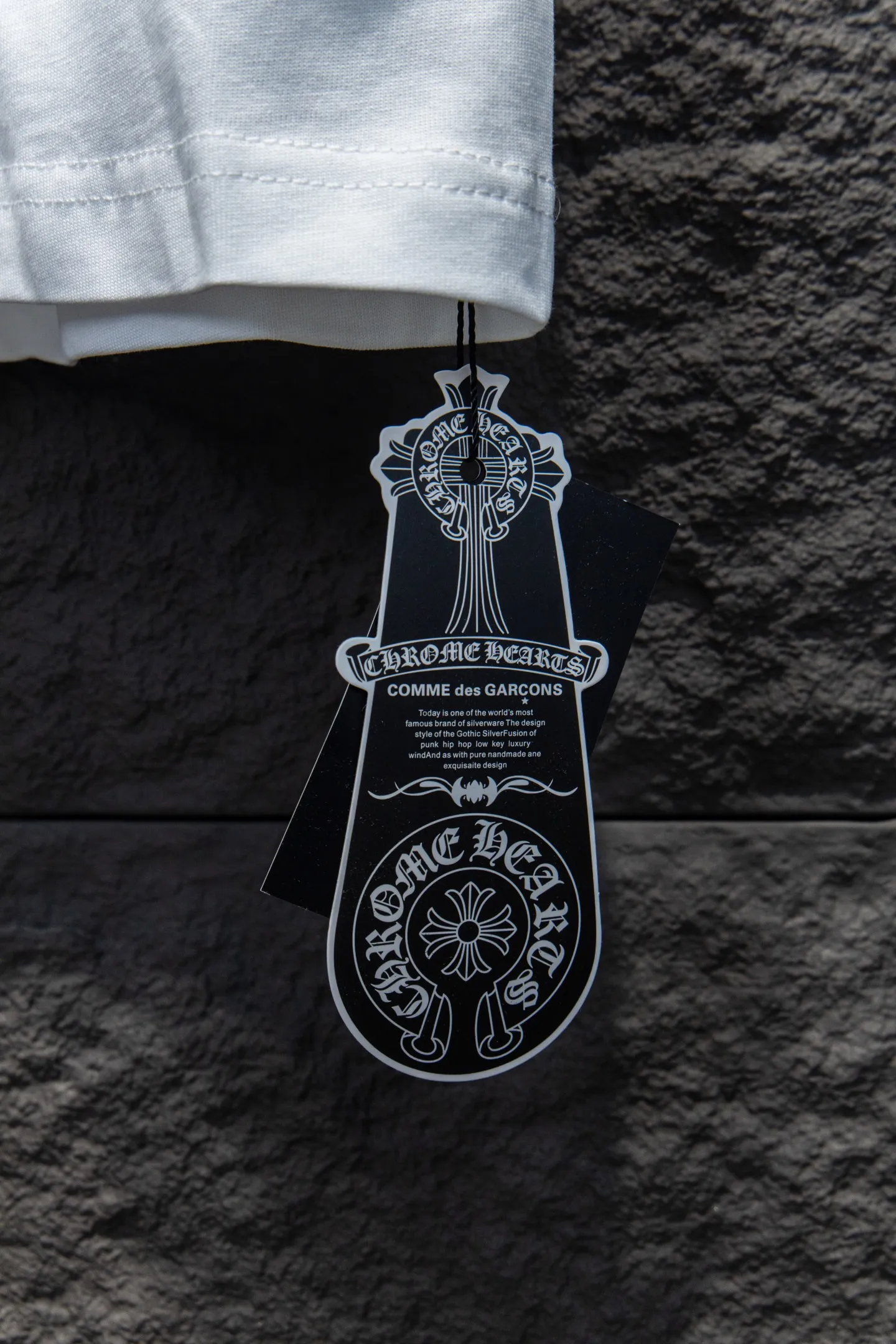 🅿️188 Style No.: 7240# Chrome hearts 25FW This year’s popular Chrome Hearts style is so 🉑️. The imported leather label on the front chest is made of ZP material. The 1:1 restoration makes it easy to touch and the resistance is large. It is very smooth to the touch, which is different from the market. The letters are machine embroidered with leather material after adjusting according to the original details. The thickness is moderate. The hardware is imported. Front # embroidery imported Tajima high-density heavy embroidery technology. The font is three-dimensional and full. The back panel is specially imported with machine embroidery. The hardware is handcrafted. The cost is extremely high. It is made of 32 double yarns and 260 grams of fabric. It is super comfortable. It is very comfortable and soft to wear in spring and summer. You will not feel stuffy. It is very comfortable to wear and absorbs sweat, so it is more suitable to wear. It can be used as a base in spring and can be worn casually on the street. The color is eye-catching👍 The simple version is full of fashion and very comfortable to wear. It is well-designed and refuses to be monotonous and vulgar. It does not make ordinary styles. Modern elements and design sense come to the face, giving the piece of clothing a unique fashion color~ Color: White Black Size Chart: S M L XL